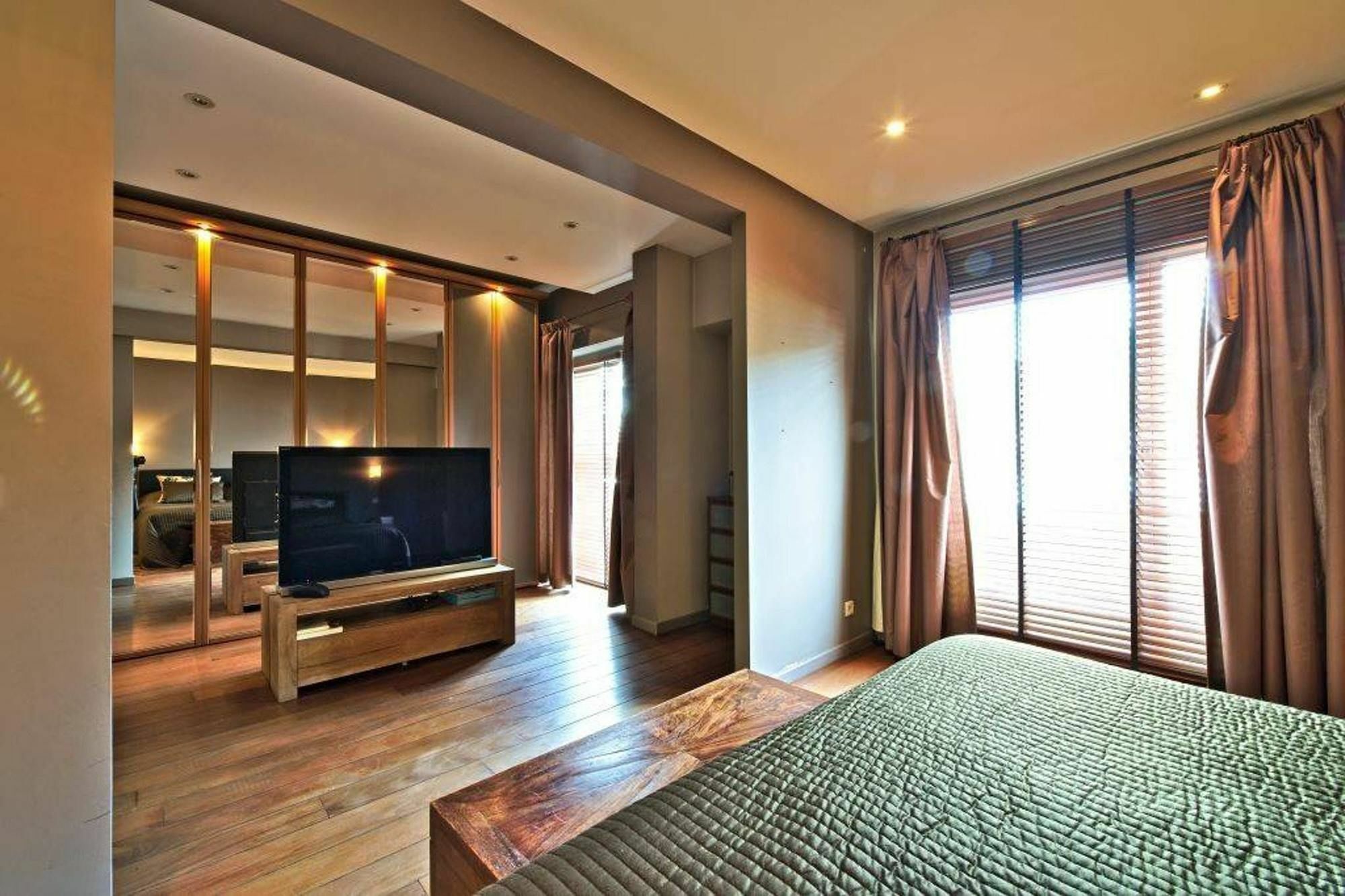 With 2 Bedrooms In Uccle, With Enclosed Garden And Wifi Appartement Brussel